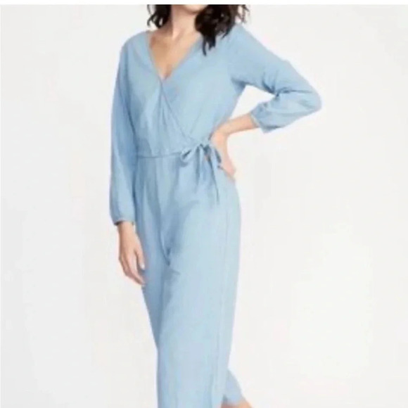 Old Navy Chambray Long Sleeve Wide leg Cropped Jumpsuit women’s size Medium - Picture 3 of 15